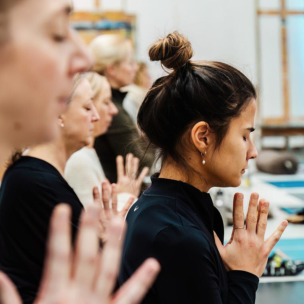 Gefaltete Hände auf dem Yoga Festival Karma Klub