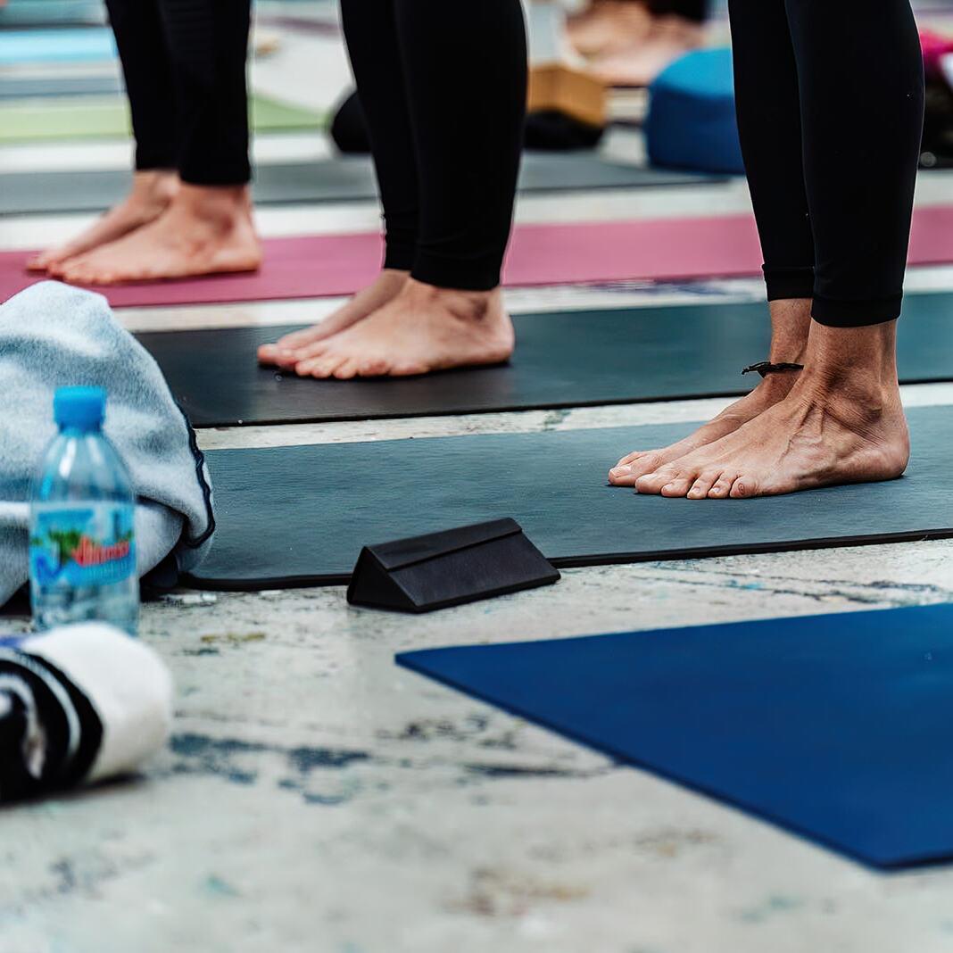 Füße auf Yogamatten bei Yoga Festival Karma Klub